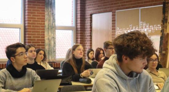 alumnos en la clase, colegio en Dinamarca
